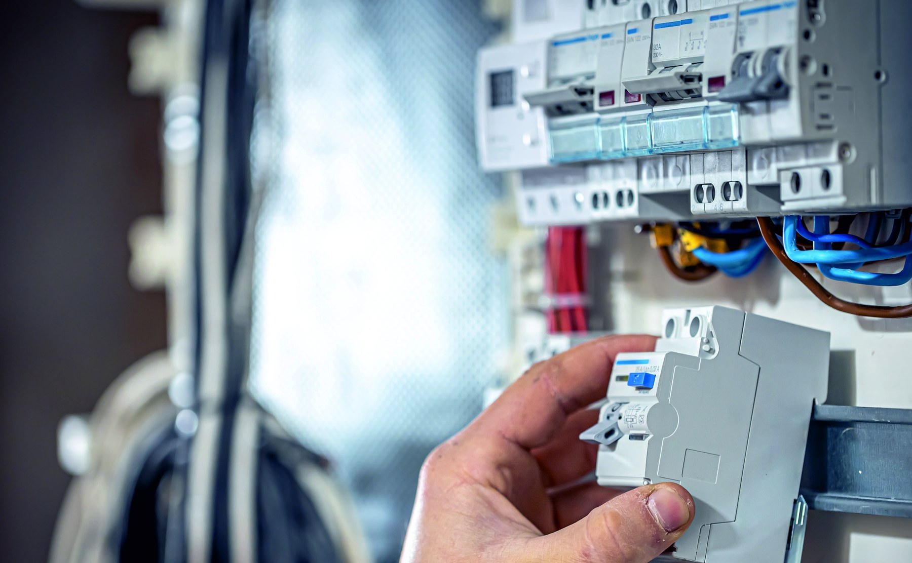 Elektryk podczas pracy przy rozdzielnicy