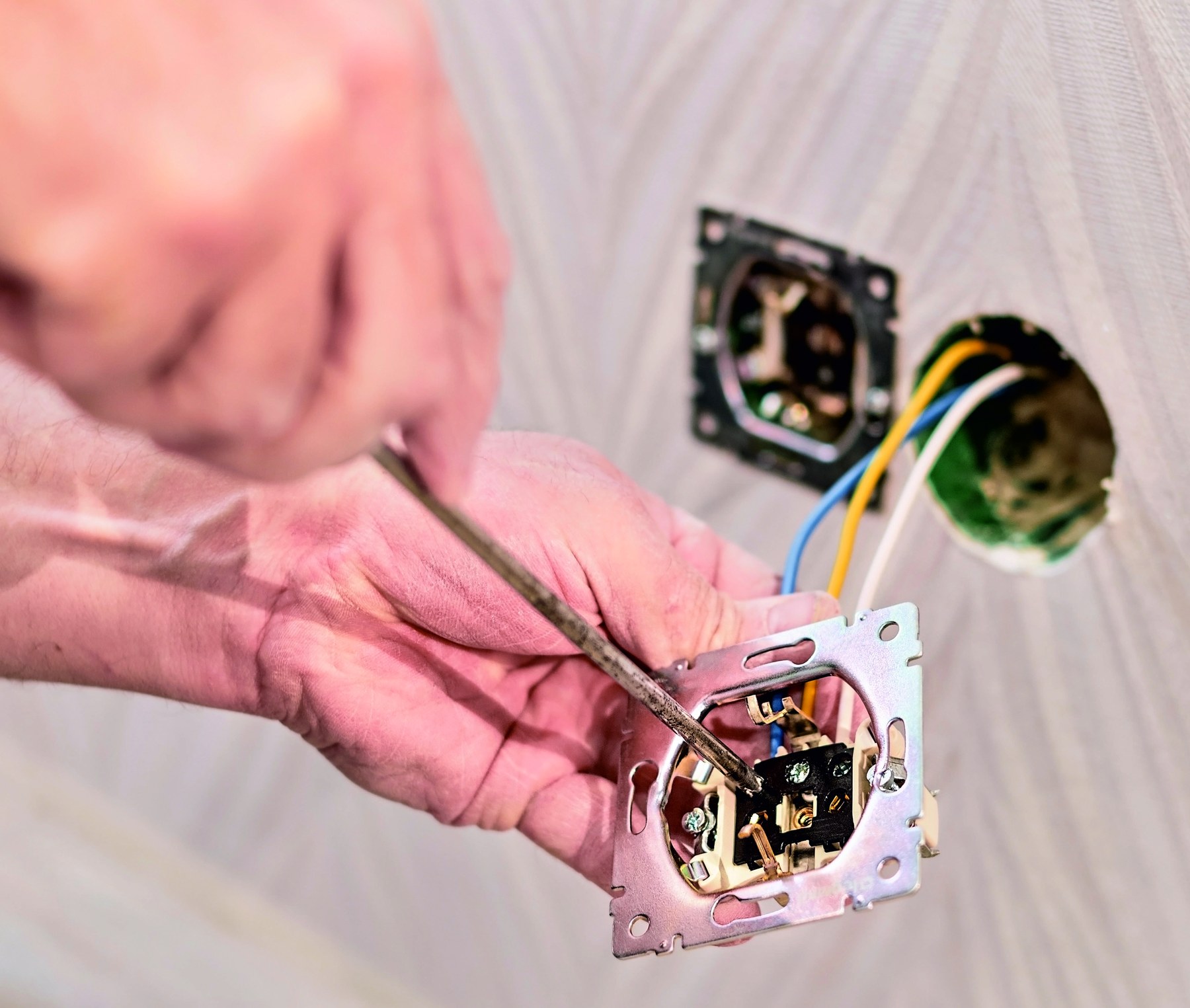 Montaż gniazda elektrycznego